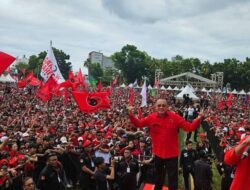 PDI (Partai  Demokrasi Indonesia) Bersama Wenny Lumentut Meriakan Lapangan Koni Manado