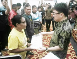 Angouw Serahkan Sertifikat Hak Kepemilikan Tanah Kepada 16 Nelayan Tradisional