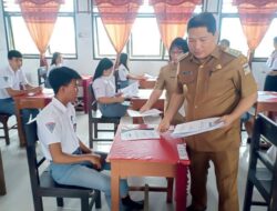 Bagikan Soal Ujian, Kumendong Beri Semangat Ratusan Siswa SMA 1 Kakas