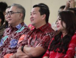 Didampingi Istri Tercinta dr Kartika Devi Tanos, SK Menyerahkan Diakonia Untuk Panti Asuhan