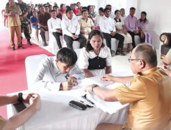 Jadi Saksi Kawin Massal 11 Pasangan Pengungsi Pulau Ruang Sitaro, Wagub Steven Kandouw Beri Hadiah untuk Semua Pasutri