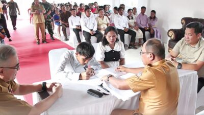 Jadi Saksi Kawin Massal 11 Pasangan Pengungsi Pulau Ruang Sitaro, Wagub Steven Kandouw Beri Hadiah untuk Semua Pasutri