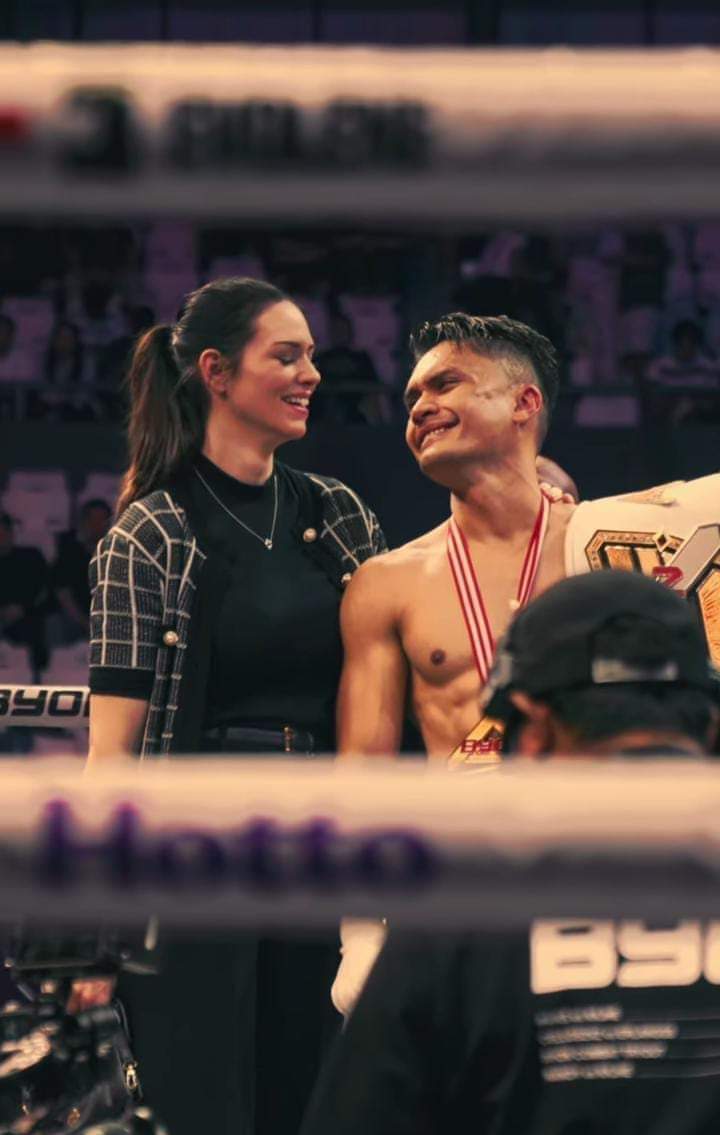 Randy Pangalila bersama sang Istri tercinta di atas Ring. Saat Randy meraih kemenangan mengalahkan KKAJHE. (Foto: istimewa)