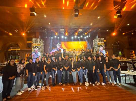 Keluarga besar Polresta Manado berbahagia mengiringi berpindah tugasnya AKBP Faisol Wahyudi mendapatkan promosi jabatan, menjabat sebagai Kepala BNN Kota Palu. dengan menggelar acara pengantar tugas di Seven Bar and Resto Mantos. (Foto : istimewa)