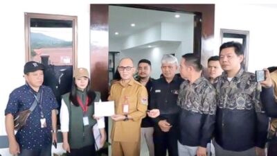 Bawaslu Mitra saat melakukan pengawasan coklit dihari pertama, kemarin. (Foto : istimewa)