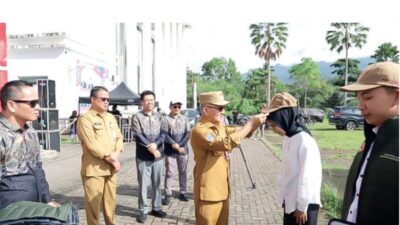 Bupati Ronald Sorongan menghadiri pelantikan Pantarlih di Lapangan DPRD Mitra. (Foto : istimewa)