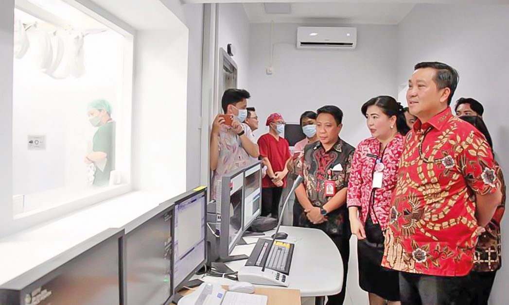 Wagub Steven Kandouw didampingi Direktur Utama RSUD ODSK dr Lidya Tulus,MKes meninjau Cath Lab RS ODSK Manado. (Foto : Istimewa)