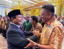 Prabowo Subianto Pegang Erat Tangan Olly Dondokambey, Muncul Spekulasi Baru