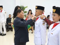 Penjabat Bupati Minahasa Jemmy Kumendong Kukuhkan Anggota Paskibraka Kabupaten Minahasa 2024