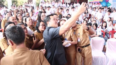 Guru dan Siswa Berebut Foto Selfie Bersama Wagub Steven Kandouw