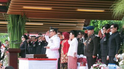 Penjabat Bupati Minahasa Dr. Jemmy S. Kumendong Inspektur Upacara HUT RI ke 79 di Lapangan Sam Ratulangi Tondano