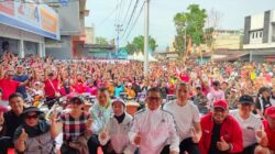 Setelah melakukan jalan sehat bersama ribuan pendukung, Bakal Calon (Balon) Wali Kota dan Wakil Wali Kota Kotamobagu, Nayodo Koerniawan dan Sri Tanti Angkara pose bersama dengan masyarakat Kotamobagu. (Foto: istimewa)