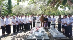 Gubernur Olly Dondokambey Ziarah ke Makam C. J Rantung