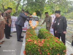 Steven Liow Mewakili Gubernur dan Wakil Gubernur Mengunjungi Makam Ahmad Nadjamudin, Wakil Gubernur 1991-1996 Sebagai Tanda Penghargaan