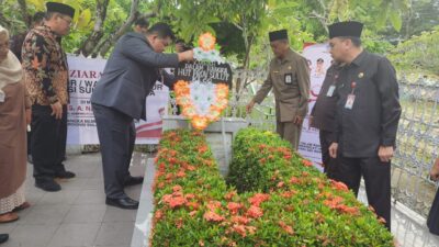 Steven Liow Mewakili Gubernur dan Wakil Gubernur Mengunjungi Makam Ahmad Nadjamudin, Wakil Gubernur 1991-1996 Sebagai Tanda Penghargaan