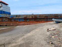 Laut Jadi Kuburan Besi! Warga Ancam Aksi Massa Jika Bangkai Kapal Tak Segera Ditangani