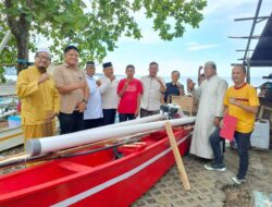 Richard Sualang Serahkan Perahu dan Katinting: Pemerintah Hadir Menguatkan Harapan Nelayan Manado
